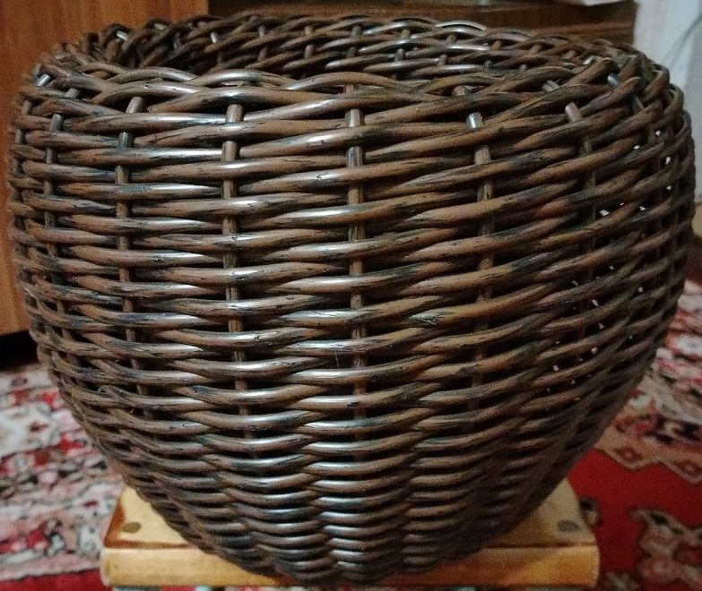 Кашпо из ротанга ручной работы